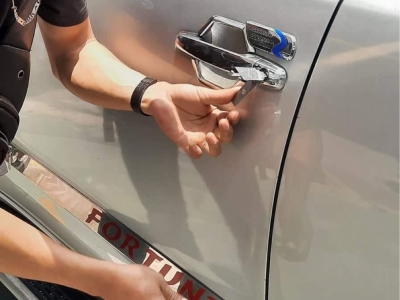 Mở Khóa Xe Ô Tô bị quên chìa trong xe
