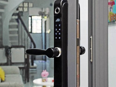 Cách mở khóa cửa nhôm kính xingfa bị kẹt