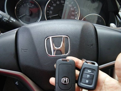 Hệ thống khóa cửa ô tô điều khiển từ xa có đặc điểm gì?