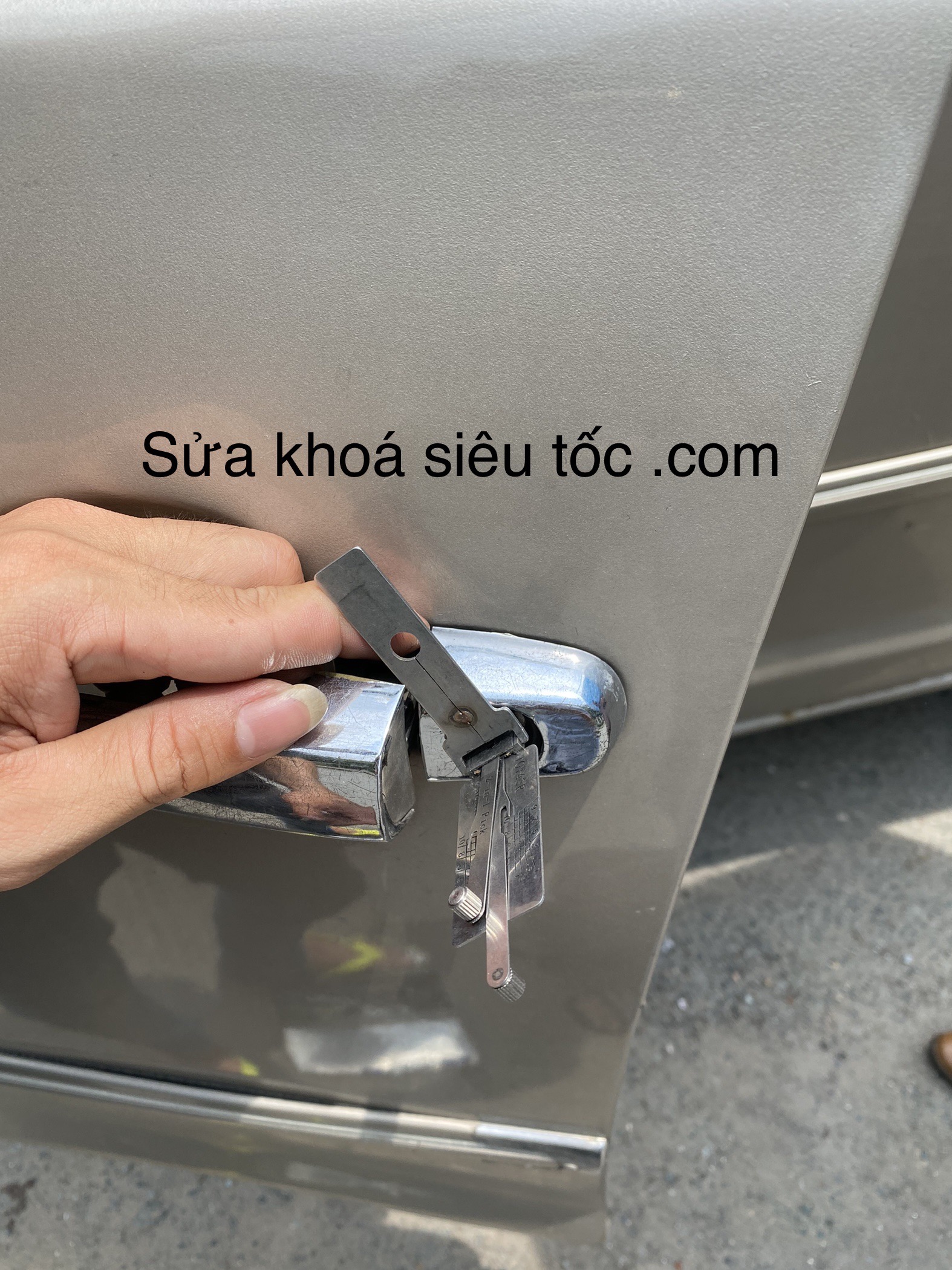 mở khóa cửa ford everest